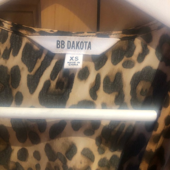 BB ☘️Dakota leopard print wrap dress☘️ - Picture 8 of 10